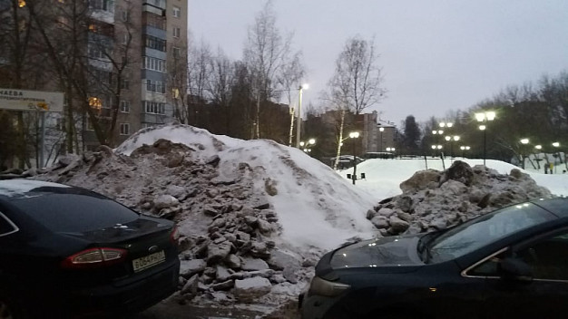 Автолюбители устроили из сквера парковку